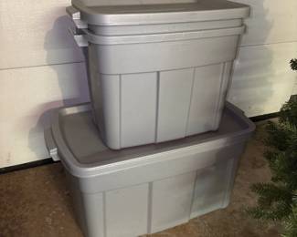 gray Rubbermaid Roughneck 18 gallon storage totes