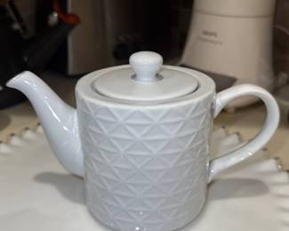 DesignPac White Ceramic Teapot