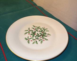 Lenox "Special Holly & Berries" dinner plate