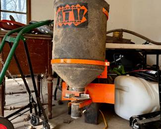 ATV manure spreader; Hitch mounted