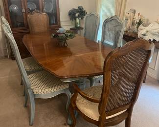 dining room table with 2 removable leaves 