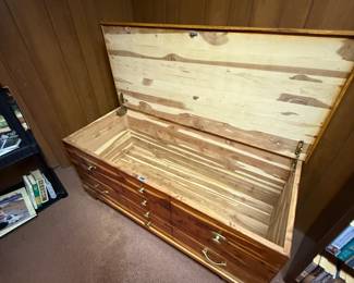 This is a beautiful cedar chest in great condition