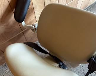It’s in very good condition worked perfectly. We also have the remote.