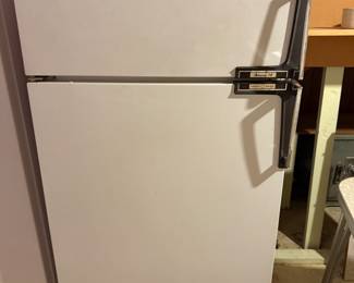 This is a nice Amana refrigerator