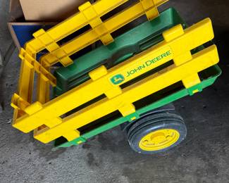 This is a cool little John Deere toy trailer