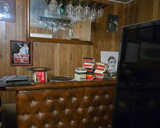 Classy Bar, Mirror and Glassware.
