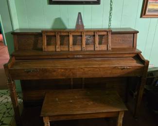 Upright Walnut Baldwin Piano. 1 grande.