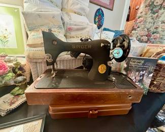 VINTAGE SINGER SEWING MACHINE.