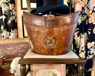 ANTIQUE TOP HAT WITH LEATHER CASE.