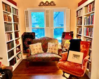 READING NOOK. WE HAVE SO MANY BOOKS.