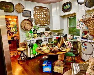 SPACIOUS KITCHEN WITH TONS OF TOLE TRAYS.