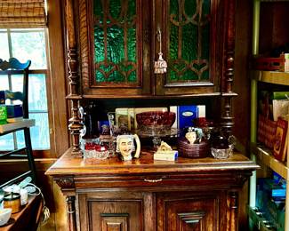 HUNTING CABINET WITH MORE KING'S CROWN GLASSES.