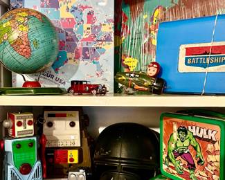 VINTAGE LUNCHBOXES AND ROBOTS.