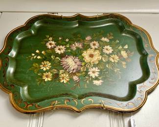 VINTAGE AND ANTIQUE TOLE TRAYS.