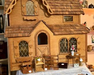 SEVERAL DOLLHOUSES AND DIORAMAS TO CHOOSE FROM