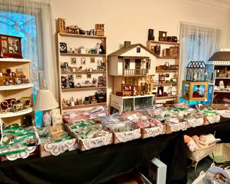 A WHOLE WALL DEDICATED TO DOLLHOUSES AND DOLLHOUSE MINIATURES. UPSCALE MINIATURES AND MORE COMMON ONES.