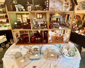 THIS AMAZING DOLLHOUSE ACTUALLY LIGHTS UP!