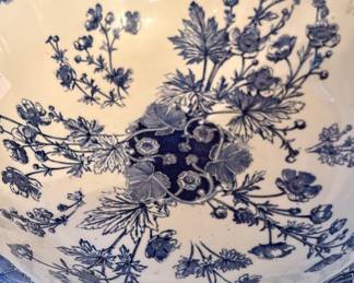 DOULTON LARGE BLUE AND WHITE WASH BOWL.