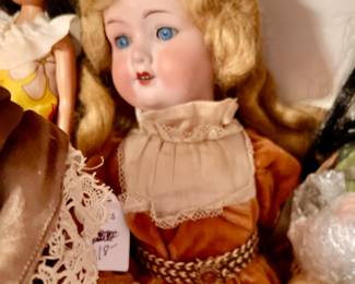 BEAUTIFUL PORCELAIN DOLL.