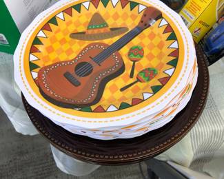 Plastic/melamine plates