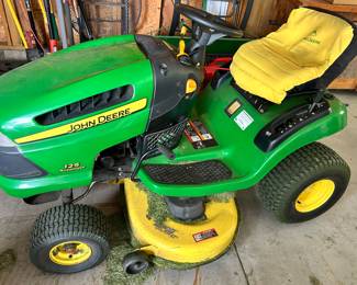 John Deere 125 Automatic Riding Lawn Mower