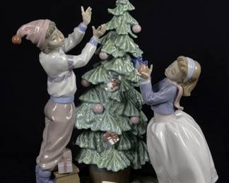 Lladro Porcelain Figurine 5897 Trimming The Tree