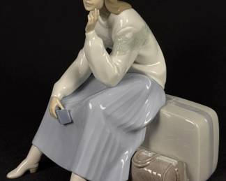 Lladro Porcelain Figurine 6709 Pensive Traveler