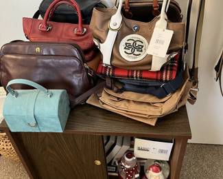 Purses 
Cabinet 
Christmas 