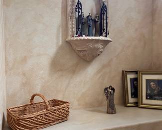 Vintage faux Italian decor, lots of frames & baskets