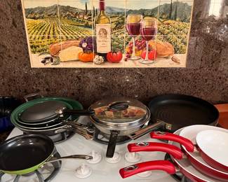 New or in good condition cookware