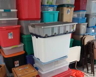 Tons of very clean totes. This isn't even all of them!