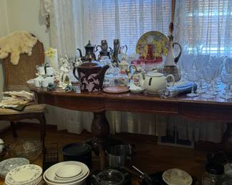 Varies plates
Pots and pans
Decor