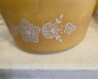 #105 Vintage Pyrex Butterfly Daisy casserole baking dishes 4 piece 2 1/2qt. & 1qt, with lids (as-is small chip and scratches) $20.00