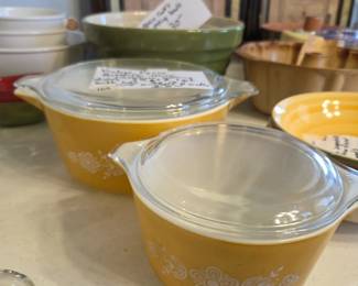 #105 Vintage Pyrex Butterfly Daisy casserole baking dishes 4 piece 2 1/2qt. & 1qt, with lids (as-is small chip and scratches) $20.00