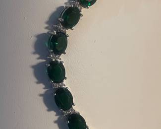 This beautiful bracelet comes with matching earrings
