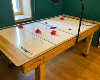 Air hockey table