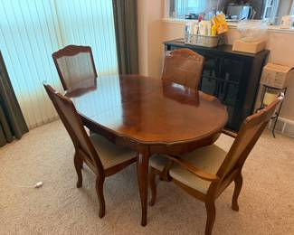 Universal furniture ltd dining set- mint condition. $500 obo
74 L x 38 w
6 chairs, 4 no armrest, 2 with arm rest
