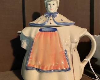 Vintage 1940s Shawnee Granny Ann Pottery