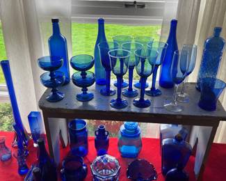 Blue glass, candy dishes, flower vases, Champagne, glasses, dessert, glasses, wine bottles and fluted candy dishes.