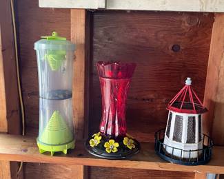 Large variety of birdfeeders.