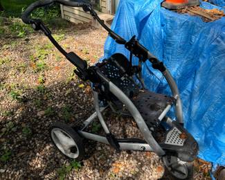 Child jogging stroller, compact and lightweight with 3 wheels. All-terrain, adjustable, multifunctional and easy to use with safety features.