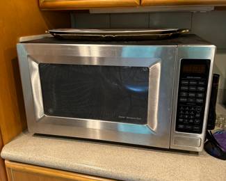 General Electric stainless steel countertop microwave oven. Easy to use controls with removable dishwasher safe glass turntable.