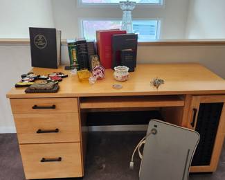 bedroom set: Pair of night tables, 1 dresser and matching desk