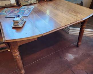 Very nice Fold down table with 4 leafs.