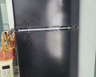 Small Artic King Refrigerator w/Freezer.