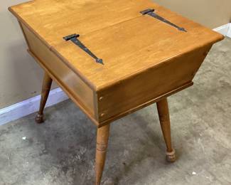 VTG. ETHAN ALLEN COLONIAL SOLID MAPLE DOUGHBOX END TABLE