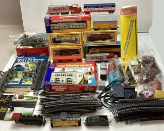 ASSORTED HO SCALE MODEL TRAINS, TRACKS, ACCESSORIES, HAMPDEN FIRE ENGINE HOUSE, ATHEARN, LIFE-LIKE, BACHMANN