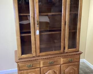 BROYHILL 6 DRAWER CHINA CABINET