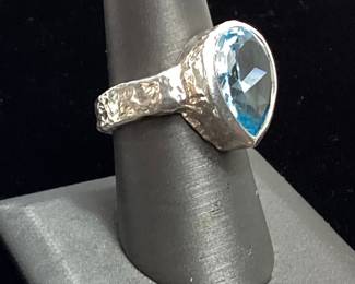 925 SILVER RING w AQUA MARINE CENTER TEAR DROP STONE, ESTIMATE 5ct AQUA MARINE, SIZE 8