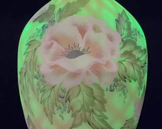 FENTON CENTENNIAL BURMESE DIAMOND OPTIC POPPIES VASE SIGNED BY BILL FENTON & D. ROBINSON
